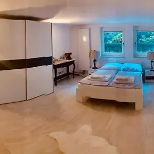 Souterrain Mit Separatem Eingang Und Bad , Düsseldorf Deutschland